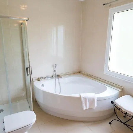 וילה Luxury With Private Heated Pool, Garden And Views Of The Sea And Mountains. ארקו דה קלחטה
