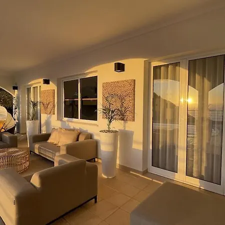וילה Luxury With Private Heated Pool, Garden And Views Of The Sea And Mountains.