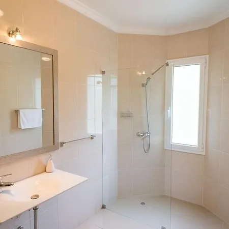 וילה Luxury With Private Heated Pool, Garden And Views Of The Sea And Mountains.