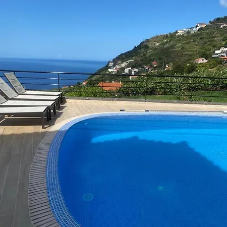 וילה Luxury With Private Heated Pool, Garden And Views Of The Sea And Mountains.