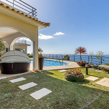 Luxury With Private Heated Pool, Garden And Views Of The Sea And Mountains.