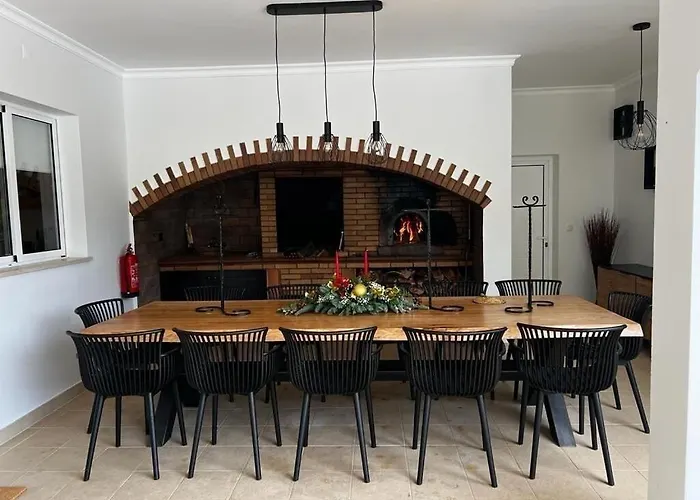 Luxury With Private Heated Pool, Garden And Views Of The Sea And Mountains.