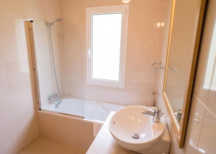 Luxury With Private Heated Pool, Garden And Views Of The Sea And Mountains.