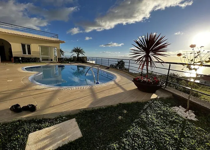 Luxury With Private Heated Pool, Garden And Views Of The Sea And Mountains.