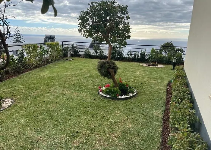 Luxury With Private Heated Pool, Garden And Views Of The Sea And Mountains.