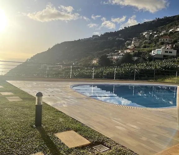 Luxury With Private Heated Pool, Garden And Views Of The Sea And Mountains.