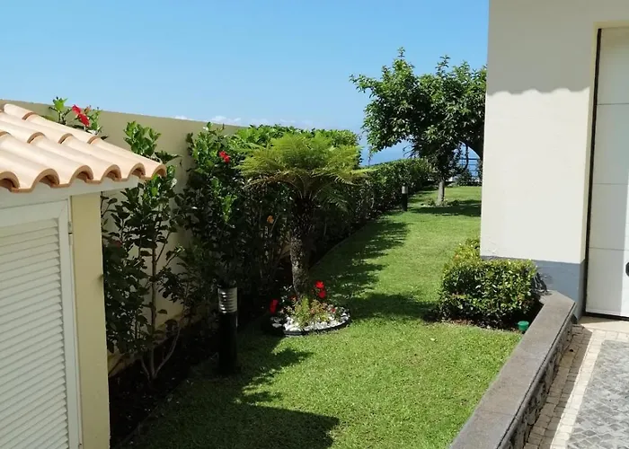 Luxury With Private Heated Pool, Garden And Views Of The Sea And Mountains.