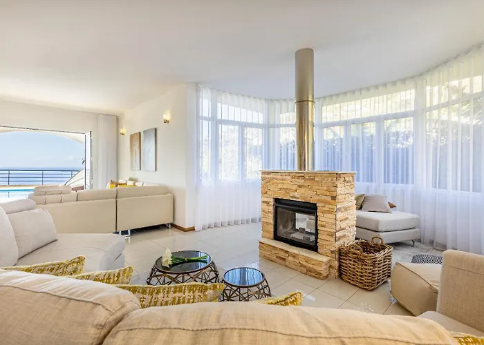 Villa Luxury With Private Heated Pool, Garden And Views Of The Sea And Mountains.