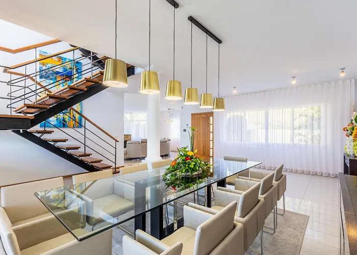 Luxury With Private Heated Pool, Garden And Views Of The Sea And Mountains.