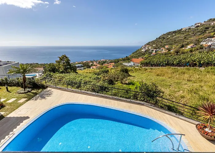 Luxury With Private Heated Pool, Garden And Views Of The Sea And Mountains. Villa Arco da Calheta (Madeira)