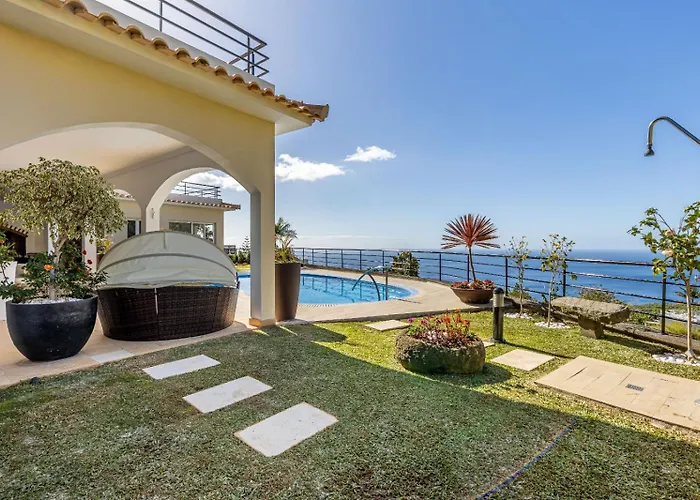 Luxury With Private Heated Pool, Garden And Views Of The Sea And Mountains.