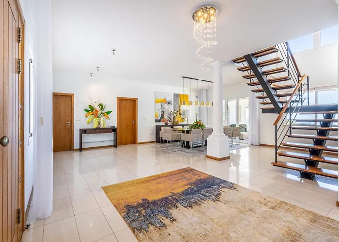 Luxury With Private Heated Pool, Garden And Views Of The Sea And Mountains. Villa