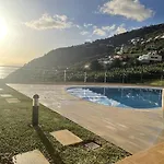 Luxury With Private Heated Pool, Garden And Views Of The Sea And Mountains.