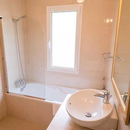 Luxury With Private Heated Pool, Garden And Views Of The Sea And Mountains.