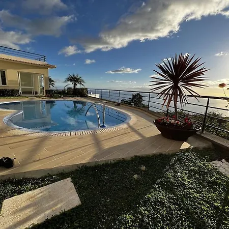 Luxury With Private Heated Pool, Garden And Views Of The Sea And Mountains.
