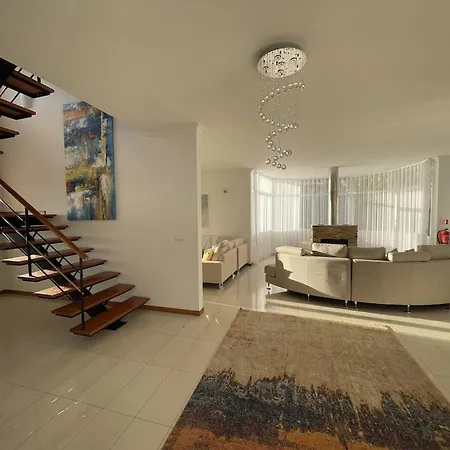 Luxury With Private Heated Pool, Garden And Views Of The Sea And Mountains.