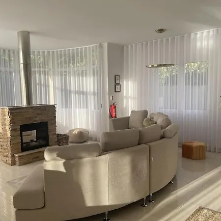 Luxury With Private Heated Pool, Garden And Views Of The Sea And Mountains.