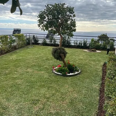 Luxury With Private Heated Pool, Garden And Views Of The Sea And Mountains.