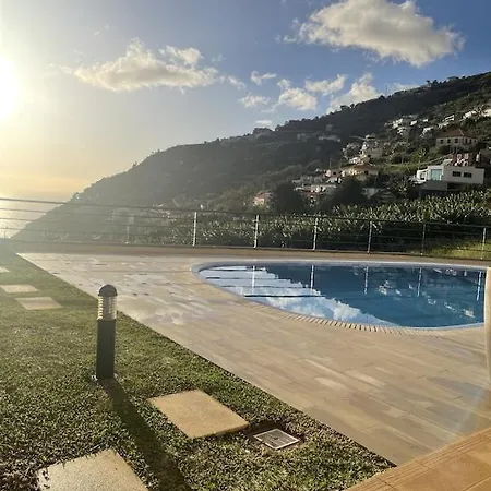 Luxury With Private Heated Pool, Garden And Views Of The Sea And Mountains.