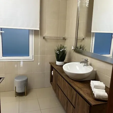 Luxury With Private Heated Pool, Garden And Views Of The Sea And Mountains. Villa Arco da Calheta (Madeira)