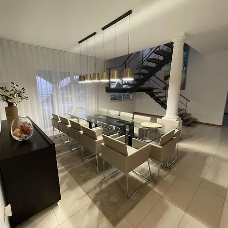 Luxury With Private Heated Pool, Garden And Views Of The Sea And Mountains.