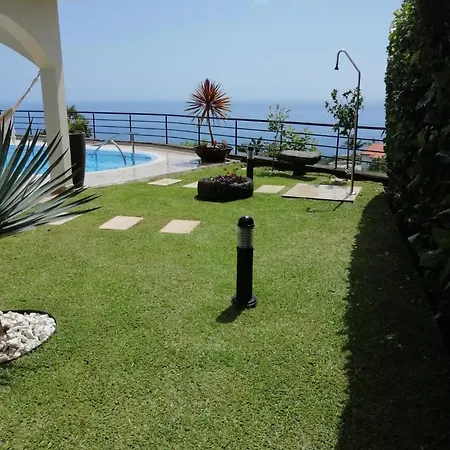 Luxury With Private Heated Pool, Garden And Views Of The Sea And Mountains.