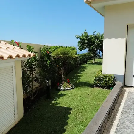 Luxury With Private Heated Pool, Garden And Views Of The Sea And Mountains.