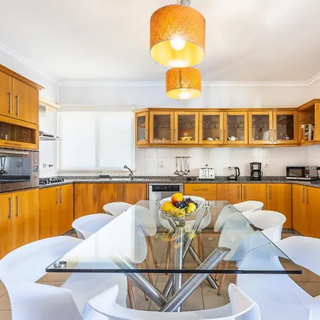 Luxury With Private Heated Pool, Garden And Views Of The Sea And Mountains. Villa Arco da Calheta (Madeira)