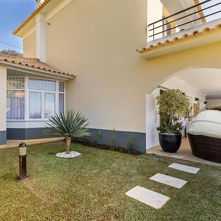 Luxury With Private Heated Pool, Garden And Views Of The Sea And Mountains.