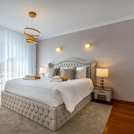 Luxury With Private Heated Pool, Garden And Views Of The Sea And Mountains. Villa Arco da Calheta (Madeira)