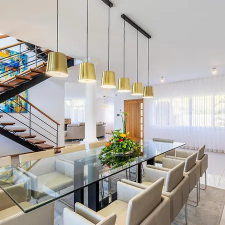 Luxury With Private Heated Pool, Garden And Views Of The Sea And Mountains.