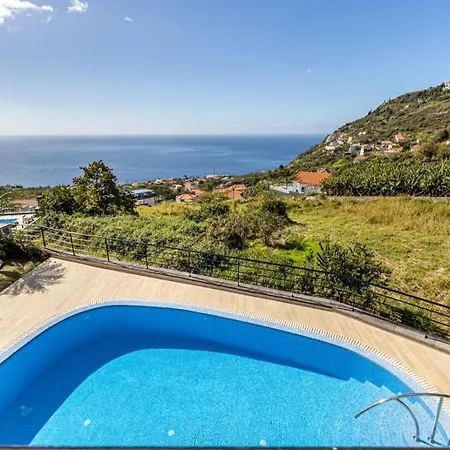Luxury With Private Heated Pool, Garden And Views Of The Sea And Mountains. Villa Arco da Calheta (Madeira)