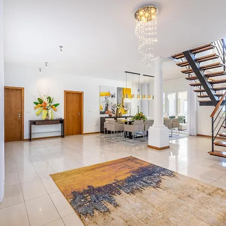 Luxury With Private Heated Pool, Garden And Views Of The Sea And Mountains. Villa