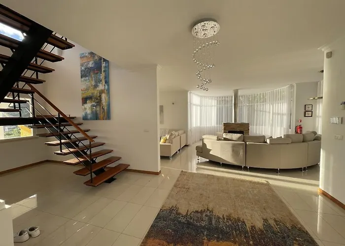 Luxury With Private Heated Pool, Garden And Views Of The Sea And Mountains.