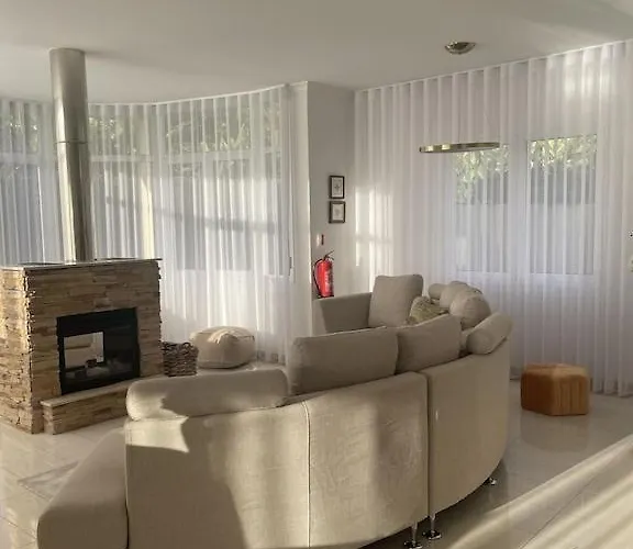 Luxury With Private Heated Pool, Garden And Views Of The Sea And Mountains.