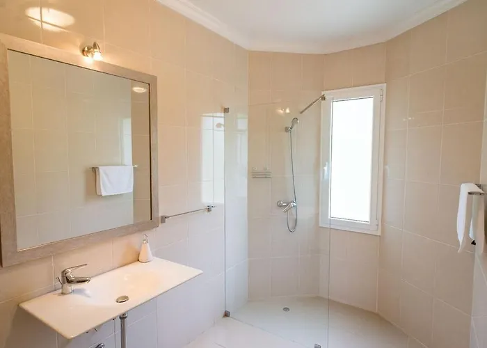 Villa Luxury With Private Heated Pool, Garden And Views Of The Sea And Mountains.