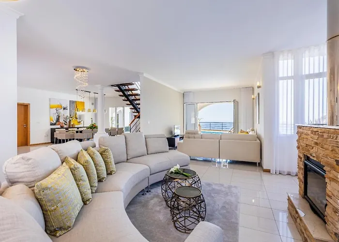 Luxury With Private Heated Pool, Garden And Views Of The Sea And Mountains. Villa *