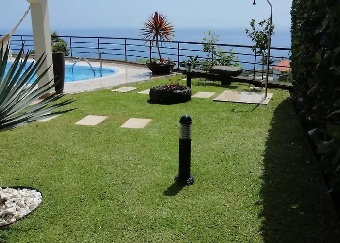 Luxury With Private Heated Pool, Garden And Views Of The Sea And Mountains.