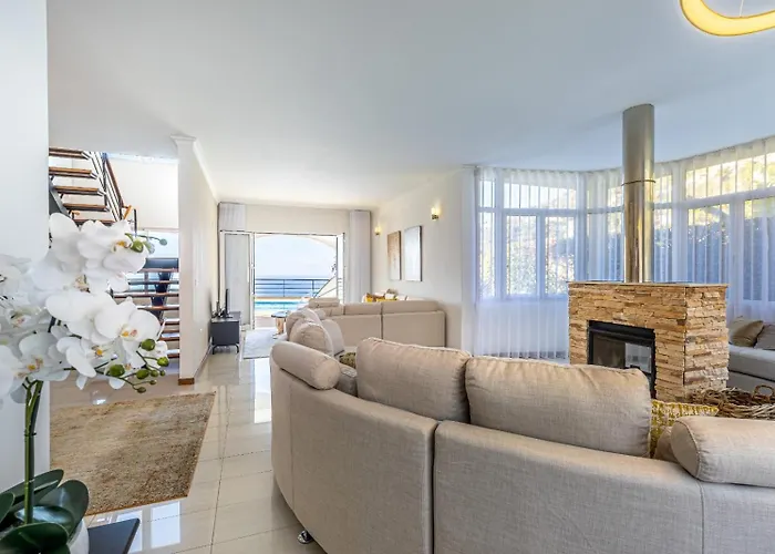 Villa Luxury With Private Heated Pool, Garden And Views Of The Sea And Mountains.