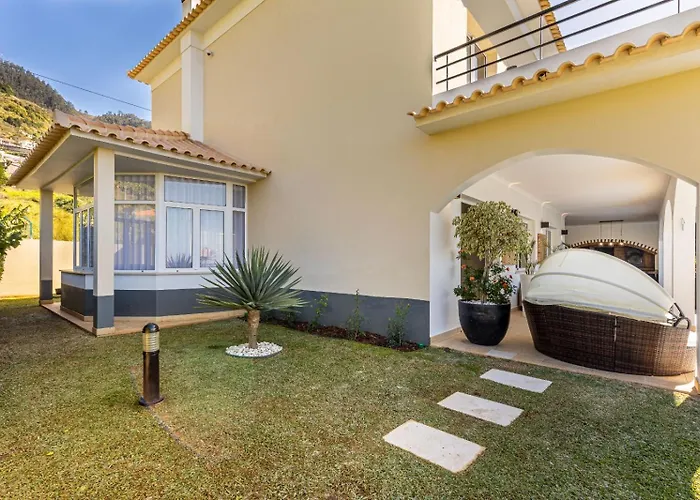 Luxury With Private Heated Pool, Garden And Views Of The Sea And Mountains.