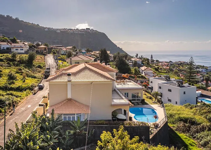 Luxury With Private Heated Pool, Garden And Views Of The Sea And Mountains. Villa