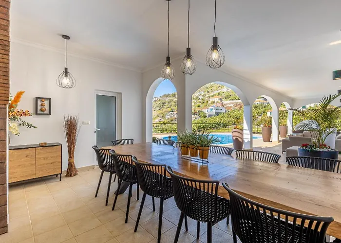 Luxury With Private Heated Pool, Garden And Views Of The Sea And Mountains. Villa Arco da Calheta